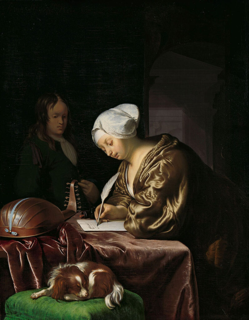 Aan een tafel zit een vrouw voorover gebogen een brief te schrijven met een veer. De bode die achter de vrouw staat, wacht tot ze klaar is, waarna hij de brief kan gaan bezorgen. Op tafel ligt een bruinig tafelkleed en een luit. Op een groen kussen voor de tafel ligt een bruinwit hondje te slapen.
