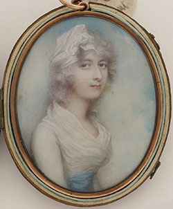 Medaillon met een dame met een mutsje op en los halflang haar, ze is in het wit.