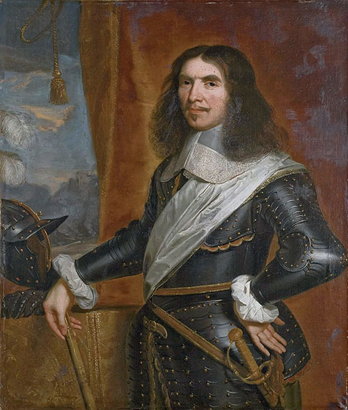 Man met lang stijl donker haar, een snor en een kneveltje. Hij staat naar links gekeerd, en draagt een harnas met daar overheen een grote grijze kraag met wit kanten rand en een witte sjerp. Bij zijn polsen zitten witte pofmanchetten. Hij leunt op een stad en naast hem ligt zijn helm met daarop witte veren.