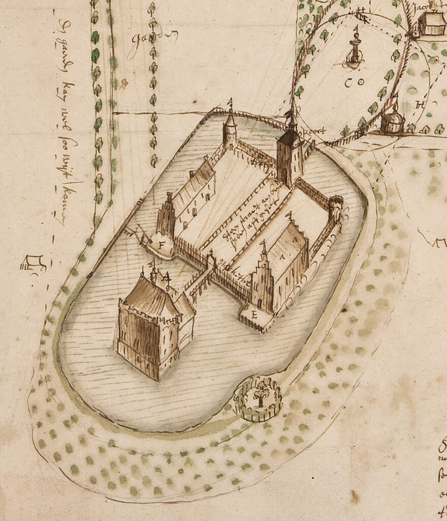 Oude vogelvluchttekening van een omgracht kasteel. De gracht loopt rond, met daar omheen bomen. Het huis staat midden in de gracht. Op de ommuurde voorburcht staan aan weerszijde van de oprijlaan twee gebouwen met trapgevels. Recht tegenover het kasteel, bij de eerste brug staat een poortgebouw. Aan de voorkant hebben de muren van de voorburcht torens.