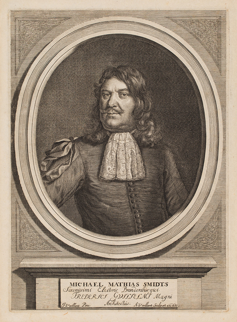 Portret van een man die ons zijdelings aankijkt. Hij draagt een jas met knoopjes en een strik op zijn schouder. Hij heeft een kanten sjaaltje om. Hij heeft lang haar met een slag en een brede maar dunne snor. Onder het portret staat Michael Mathias Smidts Serenissimi Electoris Brandenburgici Frerici Guilelmi Magni Architectus.