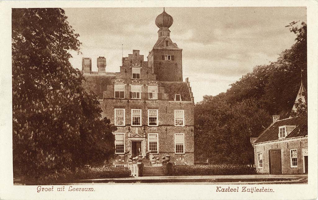 Gezicht op de voorgevel van het kasteel Zuylestein (Rijksstraatweg 3-11) te Leersum; met rechts een gedeelte van de voorgevel van het poortgebouw.