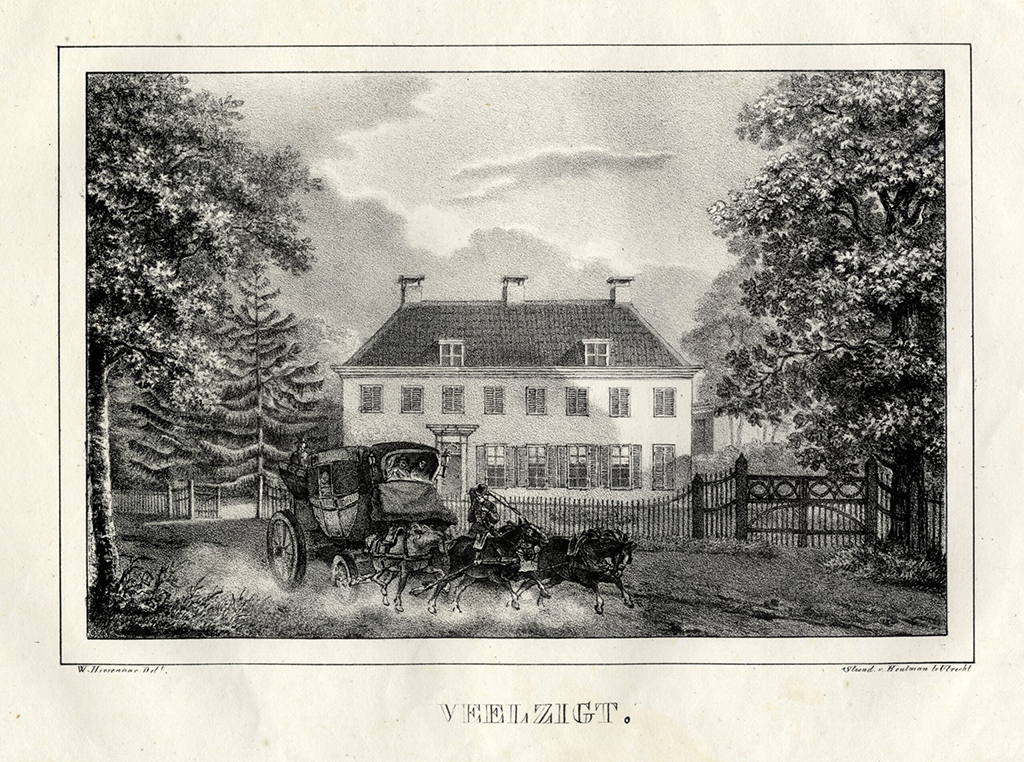 Afbeelding van een bescheiden landhuis (twee verdiepingen) in een bosrijke omgeving. Er stuift een koets met vier paarden voorbij.