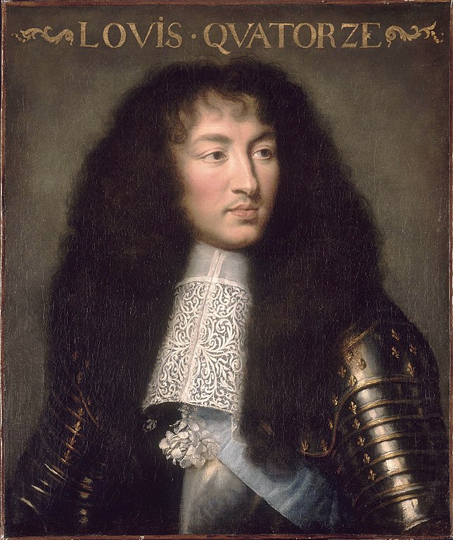Portret ten halve, jonge man met lang krullend haar, zit naar links gedraaid, kijkt naar rechts. Hij heeft blozende wangen en draagt een kanten kraag op zijn harnas. Boven het portret staat Louis quatorze.