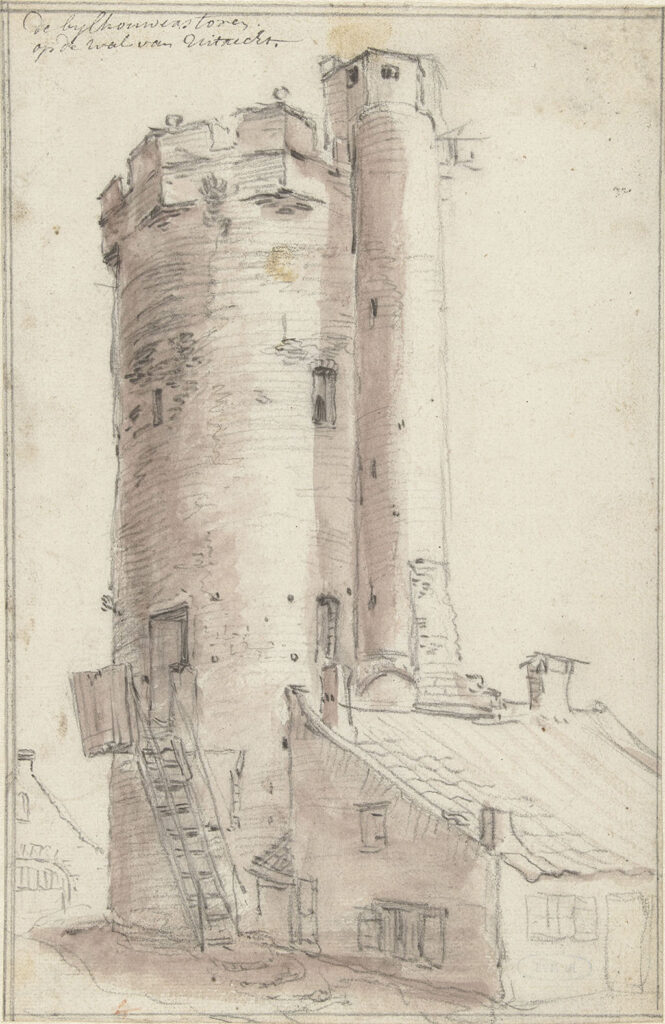 Een tekening van een toren met kantelen. In de toren zijn een paar raampjes waar er een van openstaat. Tegen de toren aan geplakt staat een klein huisje met een dak dat naar rechts schuin afloopt. het huisje heeft aan de voorkant twee ramen en aan de zijkant die te zien is een raampje. Tussen het huisje en de toren staat iets dat op een ronde, hoge schoorsteen lijkt en net zo hoog is als de toren. Daarbovenop staat een heel klein huisje. Er staat een ladder tegen de toren aan.