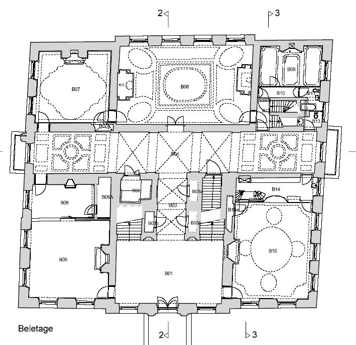 Plattegrond waarin geen hoek recht is. Het huis is bijna een parallellogram dat naar rechts helt. Midden onder de ingang met links van de hal en rechts van de hal een ruimte. In het midden een korte gang met aan weerszijden een trap. De korte gang komt uit op de lange gang die dwars over het hele huis loopt en aan iedere kant een balkon heeft. Aan de achter kant een kleinere ruimte, dan de grote zaal en helemaal rechts nog een afgesloten trappenhuis.