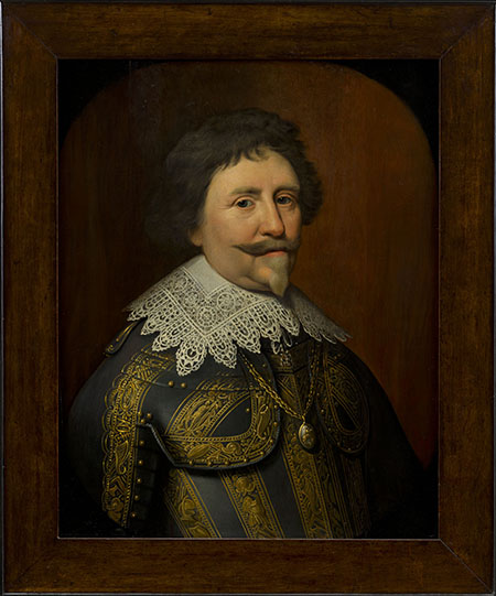 Een geschilderd portret van een officier van al wat oudere leeftijd. Hij is tot taillehoogte, schuin naar rechts afgebeeld. Hij kijkt de kijker met een vriendelijke blik, recht aan. Hij heeft donker kortgeknipt haar, een brede snor met punten en een klein sikje. Hij draagt een harnas met bronskleurige decoratie. Daaroverheen draagt hij een platliggende kanten kraag. Hij draagt een ketting met daaraan een klein voorwerp dat misschien een medaillon is. De achtergrond is effen donker.