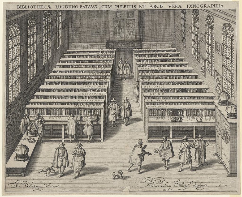 Een rechthoekige prent van een grote zaal van de bovenkant gezien. Bovenaan de prent staat de tekst: 'Bibliothecae Lugduno-Batavae cum pulpitis et arcis vera ixncgraphia De zijmuren hebben elk vier glas-in-lood ramen met een ronde bovenkant. Tussen de ramen hangen kleine schilderijen. De ramen zijn elk in vijf rijen van drie rechthoeken verdeeld. Het ronde gedeelte is met krullen versierd. De achterwand is heel summier geschetst met op de bovenste helft in het midden twee portretten van twee ten voeten uit, de een in een korte pofbroek, een mantel tot op de knie en hoge hoeden. Daaronder is een soort fries getekend boven een gordijn. Ervoor staan twee mannen met een korte pofbroek en helmen op hun hoofd. Aan beide zijden van het gordijn zijn de bovenkanten van kasten te zien. De ruimte wordt grotendeels in beslag genomen door twee rijen van kasten. We kijken er schuin van bovenop waardoor te zien is dat elke kast aan de bovenkant vier vakken heeft waarin boeken staan. Op de voorste rij links staan twee mannen met de rug naar ons toe aan de lessenaar in de onderste helft van de kast. Op de onderste helft van de rechter, voorste kast ligt een opengeslagen boek. Aan beide zijden staan elf rijen van deze kasten achter elkaar met bovenop teksten. Links van voor naar achteren: ' MATHEMATICI, PHILOSOPHI, LITERATORES (2X) THEOLOGI (6X)' en rechts: 'HISTORICI (4X), MEDICI (2X), IURISCONSULTI (5X)' Vooraan staat twee mannen tussen de kasten. In het midden tussen de kasten loopt een man de ruimte tussen de kasten in. Links vooraan staat een lange rechthoekige tafel haaks op de kasten. Erop staan onder andere twee globes waarvan een afgedekt met een doek. Twee mannen lijken die te bestuderen. Rechts vooraan staat een hoge kast met erop twee afgedekte globes. Op de voorgrond staan links twee mannen waarvan een de handen half omhoog houdt. Naast de linkerman loopt een hondje van hem weg. Rechts vooraan staat een groep van vier mannen waarvan twee elkaar begroeten en twee met elkaar praten. Alle mannen zijn min of meer hetzelfde gekleed d.w.z. korte pofbroek met een jas tot kniehoogte en een hoge hoed.