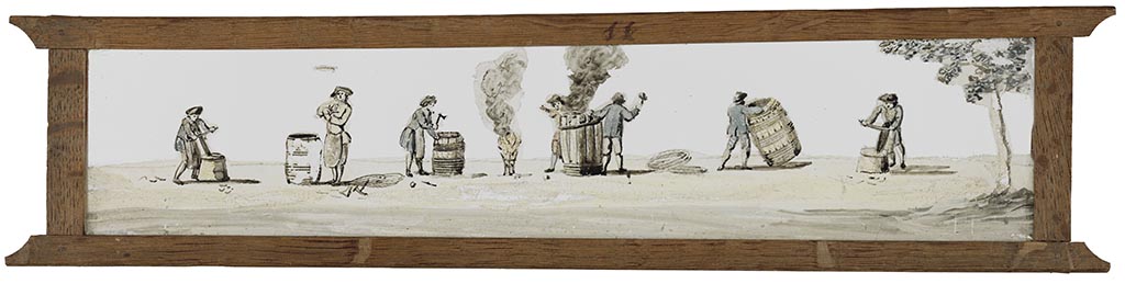 Glasplaat in houten vatting. Panorama van zeven kuipers (tonnenmakers) die met verschillende stappen in het productieproces van tonnen bezig zijn. Van links naar rechts het zagen van de de duigen, het plaatsen van de duigen in de hoepels, het aanslaan van de hoepels, het branden van de ton, de complete ton en het maken van de deksel.