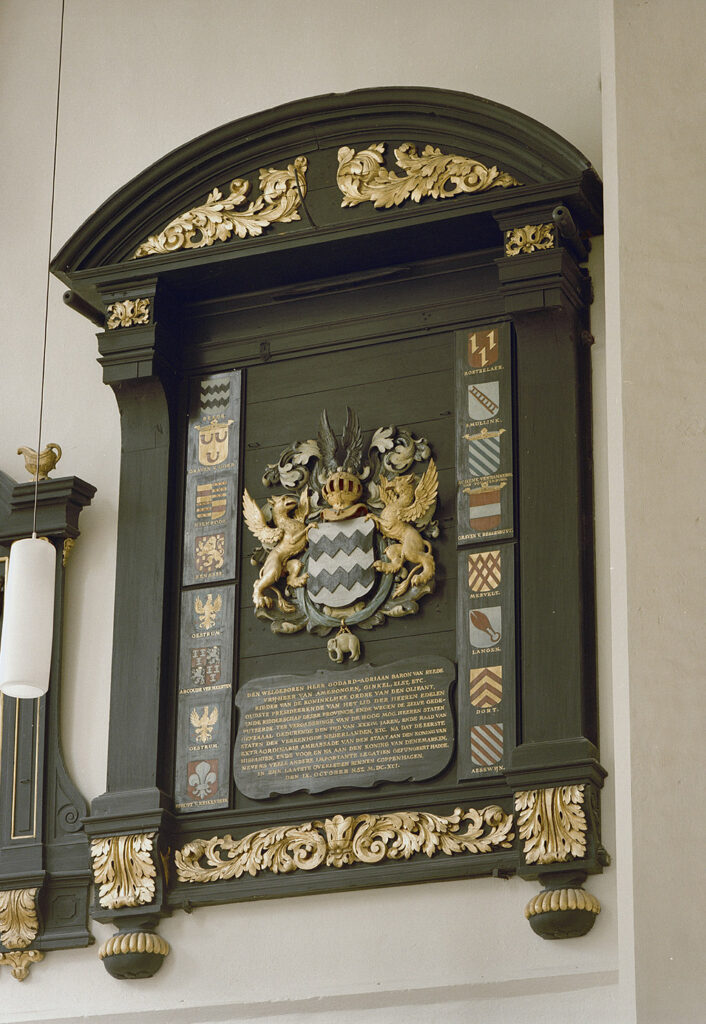 Rouwbord met aan weerszijden acht familiewapens. In het midden een wit wapen met twee twee zwarte zigzaglijnen. Op het wapen een helmteken met twee zwarte vleugels. Het wapen wordt vastgehouden door twee griffioenen, onder het wapen hangt een olifant aan een blauw lint. Onder het wapen staat: Den welgeboren Heer Godard-Adriaan baron van Reede, Vrijheer van Amerongen, Ginkel, Elst etc. Ridder van de Koninklijke orde van den olifant, oudste presideerende van het lid der heeren edelen ende ridderschap deser provincie ende wegen de zelve gedeputeerde ter vergaderinge van de hoog mog. heeren staten generaal gedurende den tijd van XXXIV jaren, ende raad van staten der vereenigde nederlanden, etc. Na dat de eerste extraordinaris ambassade van den staat aan den koning van Hispanien, ende voor en na aan den kining van Denemarken, nevens veel andere importante lagtien gefungeert hadde. In zijn laatste overleden binnen Coppenhagen den IX> october N.S. M.DC.XCI.