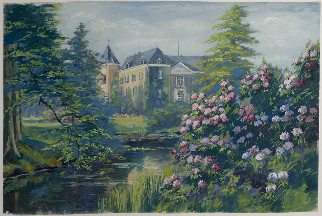 Op de achtergrond de achterkant van Huis Doorn, op de voorgrond blauwpaarse rodondendrons, de gracht en een beuk die over de gracht hangt. Het huis is ten dele begroeid met een klimplant.