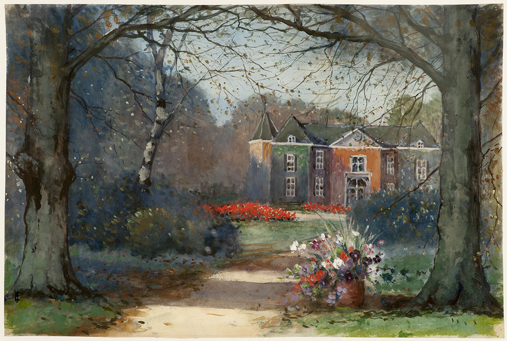 Op de achtergrond Huis Doorn, op de voorgrond een pad met aan weerszijde bomen. Naast het pad rechts staat een pot vol met bloemen. In het doorkijkje verschillende perken met rode bloemen.