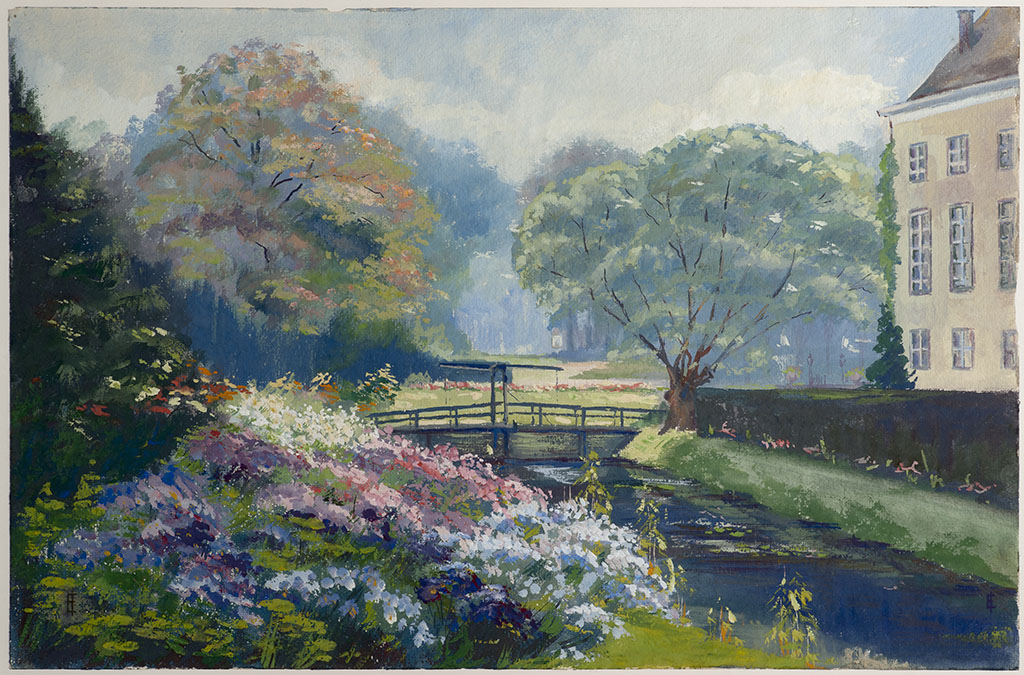 Rechts een deel van Kasteel Amerongen. Daarvoor een heg met daaronder wat gekleurde bloemen. Dan de gracht met daarover een ophaalbrug. Rechts van de ophaalbrug staat een wilg. De linkeroever van de gracht staat vol met blauwe, roze, paarse en witte bloemen.