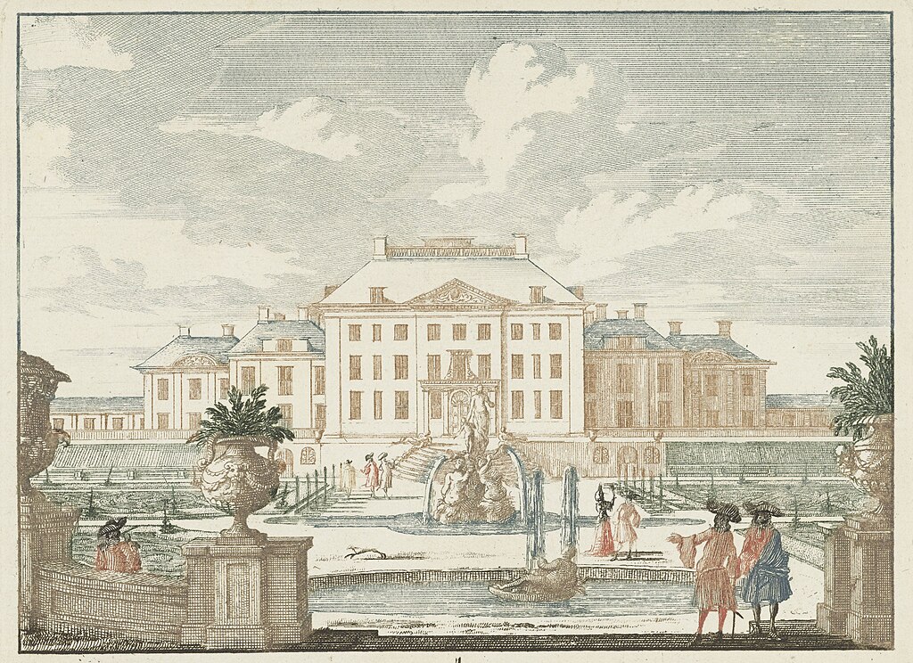 De achterzijde van Paleis Het Loo, gezien vanuit de tuin. In de tuinen wandelen voornaam geklede heren en een dame langs de fonteinen en parterres.