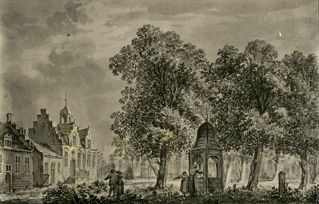 Een lommerijk plein met bomen. Links huizen met aan het eind een huis met een trapgevel. twee dakkapellen en een trap naar de toegangsdeur. Tussen de bomen staat een pomp waar twee vrouwen bij staan.