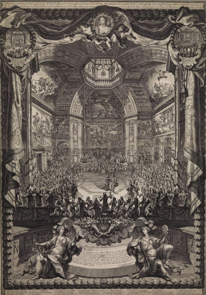 In een hoge ruimte is een druk bal bezig. In het midden Mary Stuart en Willem III. Er omheen staan de bezoekers rijen dik. Op de voorgrond een orkestje op de rug gezien.