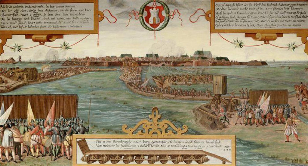Dit paneel is vervaardigd door de schilder P.A.Cluyt. Een kopie ervan bevindt zich eveneens in de collectie van Stedelijk Museum Alkmaar. Het is te vinden onder nummer 020601. De tekst in het cartouche op dit paneel maakt duidelijk dat het afgebeelde voorwerp een pontonbrug voorstelt van 100 voet lang, 5 voet hoog en 10 voet breed. Voor kenners zijn de contouren van de ommuurde stad Alkmaar wel herkenbaar. Van links naar rechts tekenen de silhouetten van de Kapelkerk, het Heilige Geest Gasthuis (thans de Waag), het Stadhuis en de Grote of Sint Laurenskerk zich af. Op de voorgrond rechts staat een kanon, dat vuur en rook uitspuwt. Rechts van de twee toegangsroutes naar de stad staat een batterij van negen kanonnen, die eveneens tegelijkertijd in actie zijn.De belegering van Alkmaar vormde een keerpunt in de succesrijke heroveringspolitiek van Alva. Nadat diens zoon Don Frederik de steden Mechelen, Deventer, Naarden en Haarlem had veroverd, zette hij koers naar Alkmaar, dat in juni 1572 met grote aarzeling partij had gekozen voor prins Willem I van Oranje. De vorst bezocht de stad in oktober van dat jaar en gaf opdracht tot versterking van de vestingwerken. De architect werd landmeter Adriaan Anthonisz (1541-1620). Toen de Spaanse troepen op 16 juli 1573 voor de stad verschenen, waren vier van de acht door hem ontworpen bolwerken klaar. De hier afgebeelde noordzijde was nog in aanbouw. Alleen de stadsmuur uit 1551 bood enige bescherming. Deze werd verstevigd. Op dit paneel is Alkmaar te zien vanuit het noorden, waar de Spanjaarden de Friese Poort bestormen, nadat ze de runmolens en de tonnenschans hebben veroverd. Deze gebeurtenis vond plaats op 29 augustus 1573. Links op de voorgrond staat een vendel Spaanse soldaten te wachten tot het in actie moet komen. Rechts eveneens een Spaans vendel dat op het punt staat om aan te vallen; een soldaat is in de beschutting van een schans en een uitkijktoren bezig zijn kanon te richten. Schuin achter hem staan twee monniken, die de troepen zegenen. Links op het middenplan de drie wielen van een overtoom, waar schepen konden worden overgezet. Daarnaast kanonnen op affuiten en Spaanse soldaten die ze in de beschutting van schanskorven bedrijfsklaar maken. De Friese Poort wordt van twee kanten aangevallen. Op de achtergrond de stad met onder meer de silhouetten van de Kapelkerk, het Heilige Geest Gasthuis (nu de Waag), het Stadhuis en de Grote of Sint Laurenskerk. In de cartouche onderaan is een pontonbrug te zien die op de Spanjaarden is veroverd. De aangegeven datering 1573 geeft aan in welk jaar dit wapenfeit plaatsvond. Hoewel de teksten in de cartouches suggereren dat de belegering van begin tot eind in beeld is gebracht, gaat het op dit paneel toch vooral om de bestorming van de Friese Poort.