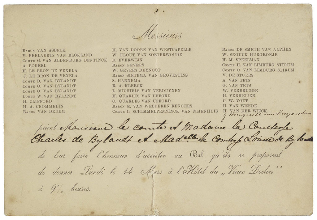 Gedrukte kaart met allemaal namen van Messieurs. De rest van de uitnodiging is geprint in het Frans en met de hand is de genodigde geschreven: comte et madame la comtesse Charles de Bylandt et Madelle la comtesse Louise de Bylandt.
