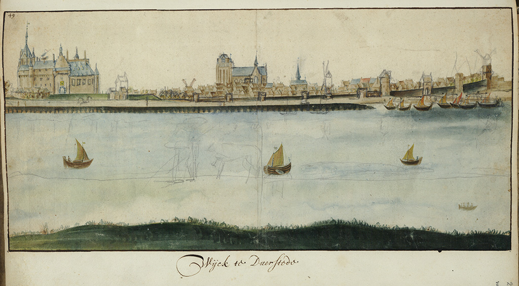 Tekening van een rivier waarop drie zeilbootjes en een een roeiboot varen. Aan de overkant een stadje met een muur aan een kade. Rechts de haven, In het stadje vallen het kasteel en de kerk op, gevolgd door het raadhuis. De muur heeft een paar poorten.