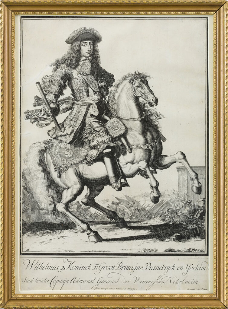 Portret van Koning-Stadhouder Willem III naar rechts galopperend op een paard. Op de achtergrond is een strijd gaande.