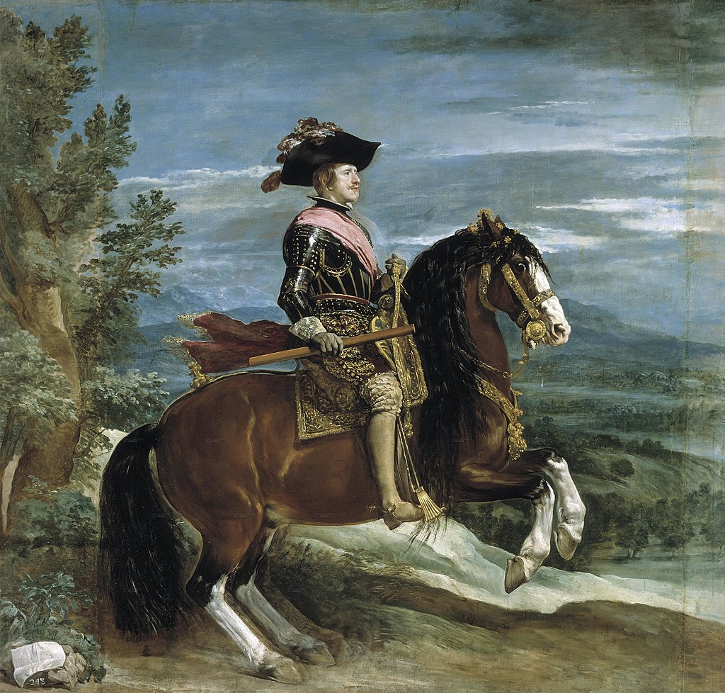 Filips IV op een naar rechts galopperend bruin paard met zwarte manen en staart. Hij draagt een zwart met goud harnas, lichtbruine laarzen en een zwarte hoed met veren. In zijn rechterhand heeft hij een maarschalksstaf.