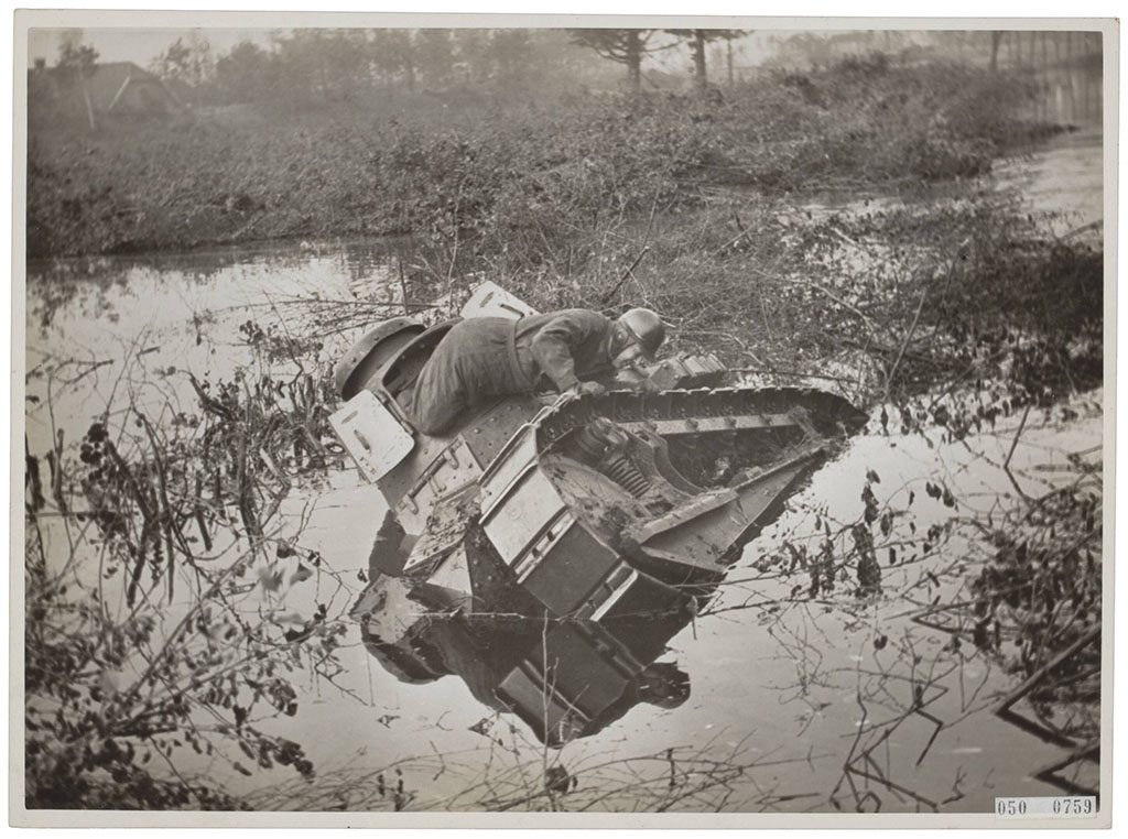 Proefneming met een Renault T17 tankette om aan te tonen dat de Waterlinie onpasseerbaar was voor pantservoertuigen. Bemanningslid verlaat het voertuig via koepelluiken