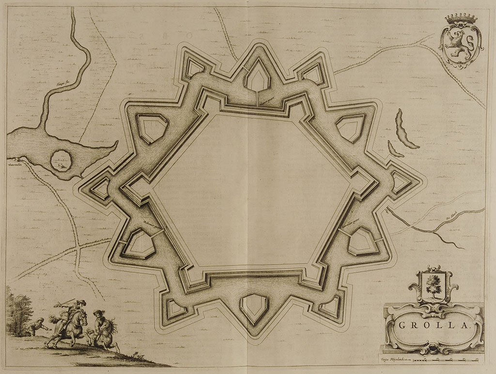 Plattegrond van de vestingwerken van Groenlo op een schaal van 1:2600. Tekening van een zespuntige vesting die leeg is van binnen. Om de versting heen zijn wegen en riviertjes aangegeven. Rechts boven een wapen met gekroonde leeuw, rechts onder in een cartouche met de naam Grolla, daarboven een wapen met een boom en eronder de schaal. Links onder twee vechtende mannen te paard.