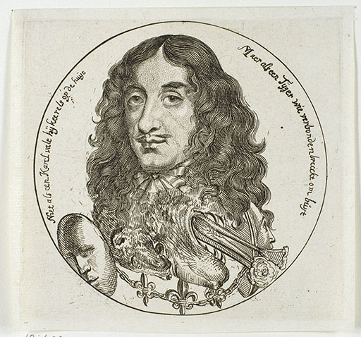 Portret van een man met lange donkere krullen en een dun snorretje. De tijger steekt zijn tong uit en heeft aan weerszijden twee maskers.