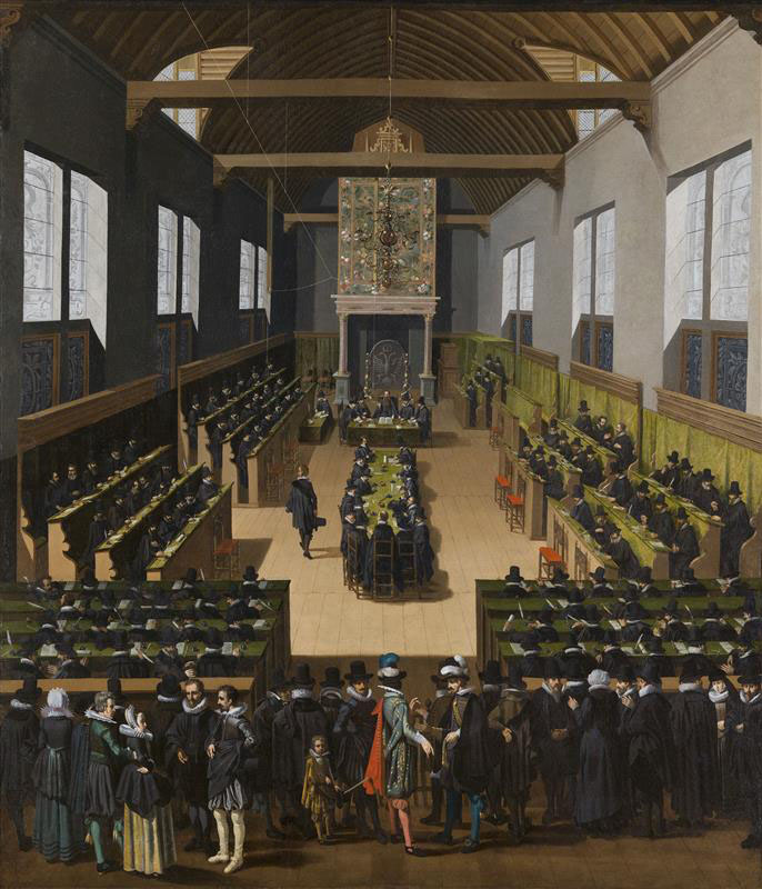 In een rechte hoge ruimte staan aan drie zijden banken opgesteld waarin mannen in het zwart zitten. Aan de vierde zijde (waar we naar kijken) een schouw. Daarvoor staat een tafel waaraan meer mannen in het zwart zitten. Ook aan de tafle in het midden, met een groen tafelkleed, zitten mannen in het zwart. Op de voorgrond staan mensen te praten. Hun kleding heeft iets meer kleur en er staan ook een paar vrouwen en een kind bij.