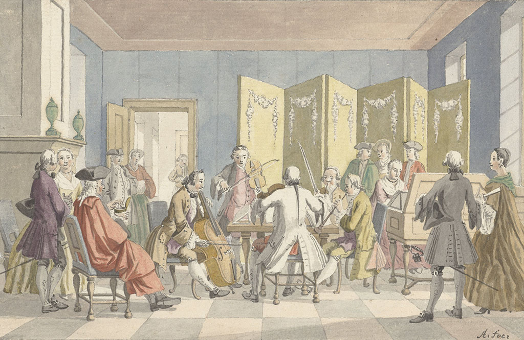 Een met waterverf ingekleurde tekening van een interieur met blauwe wand, een kamerscherm, links achter een openstaande deur en rechts achter een groot kamerscherm. Op de vloer liggen grote zwartwitte tegels. Links zitten en staan wat mensen te kijken en te luisteren naar de muzikanten. In het midden van de ruimte staat een tafel. We kijken een violist met een witte jas en een lange staart op de rug. Hij houdt de vioolstok omhoog alsof hij het gezelschap dirigeert. Links aan tafel zit een man met een bruin kostuum, die viola da gamba (soort cello) bespeelt. Achter de tafel staat een violist te spelen en rechts aan de tafel zit een hoboïst. Naast hem zit nog een blazer, maar zijn instrument valt weg achter de bladmuziek die op tafel staat. Rechts staat een klavecimbel waarachter een vrouw zit. Om het klavecimbel heen staan nog meer luisteraars.