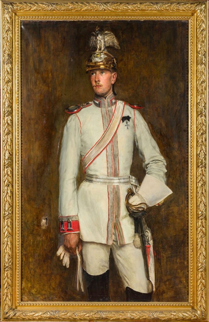 Een kniestuk van een man in een wit uniform met rode en zilveren accenten. In zijn gehandschoende linkerhand heeft hij een degen, in zijn rechterhand een handschoen. Op zijn hoofd draagt hij een Duitse helm met daarop een adelaar, op de linker borst een zwart lint met een Duits kruis.