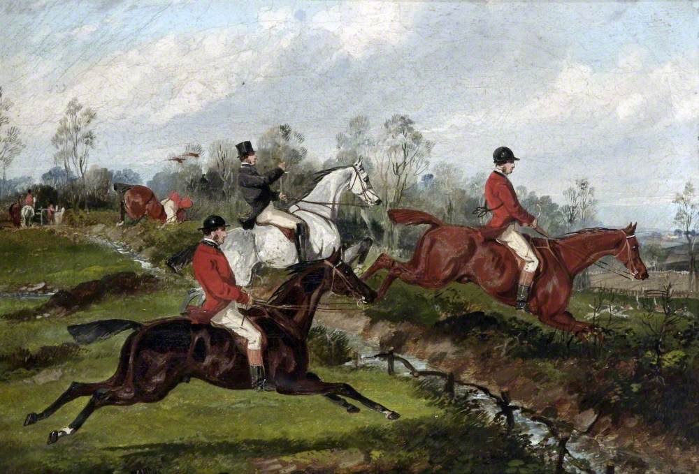 in een weiland springen drie paarden met ruiters over een hekje met een slootje erachter. Twee mannen dragen een rode jas met een zwarte cap, de derde een zwarte jas met een hoge hoed. Op de achtergrond valt iemand van zijn paard en in de verte loopt een hond.
