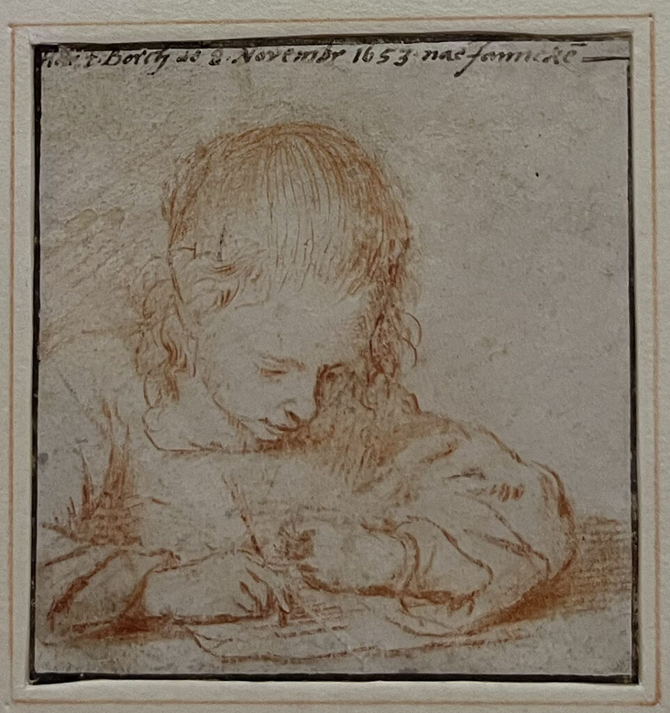 Bruine tekening van een meisje dat voorover gebogen zit over een blad. In haar rechterhand een pen of potlood.