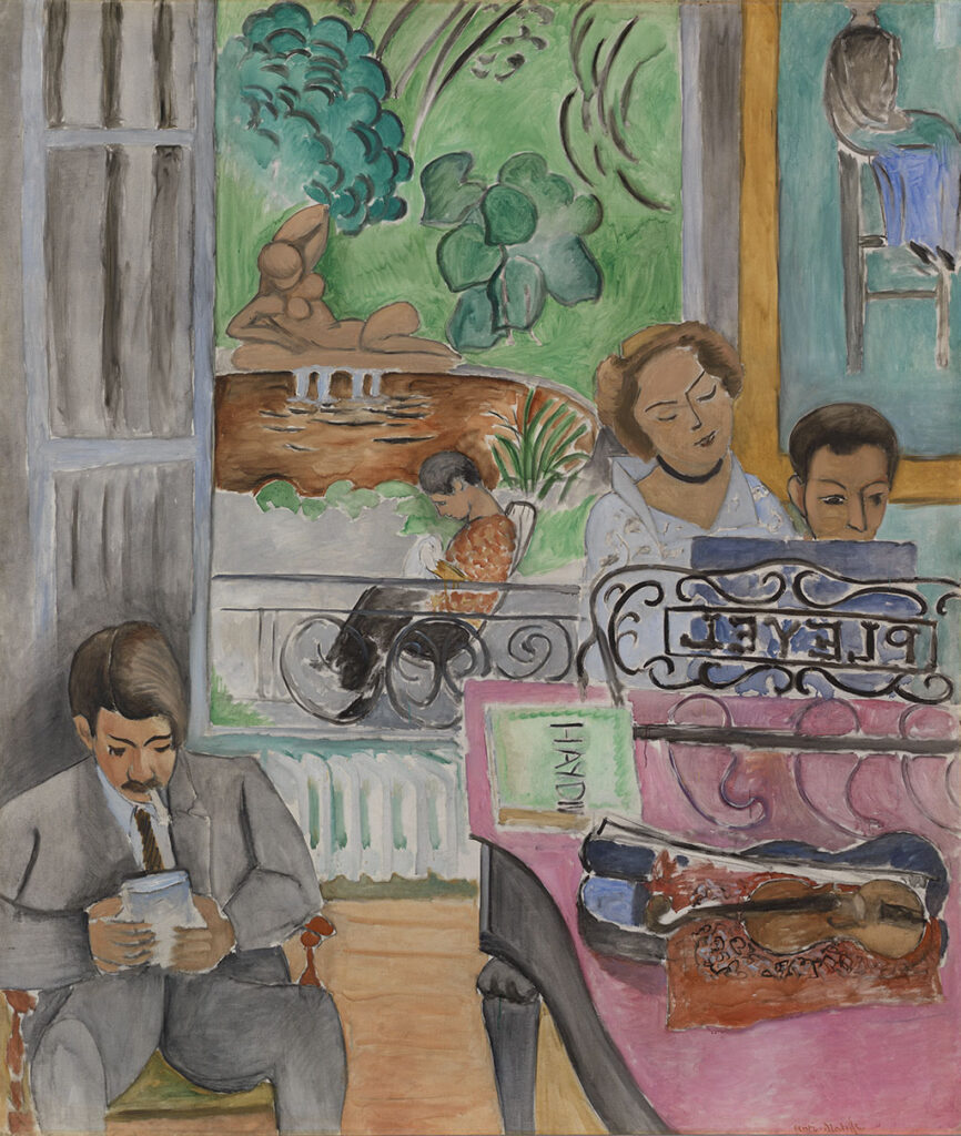 Schilderij van een ruimte waar rechts een vlaugel staat waarachter een vrouw met een witte blouse een jongen les geeft. Links zit een man in een pak een boek te lezen. Op de achtergrond staat een raam open, in de tuin zit een jongen op een stoel en bij een vijver staat een beeld van een liggend naakt. Op de vleugel ligt een boek van Haydn en staat een vioolkist open met een viool die op een rode doek ligt. Op de muziekstandaard van de vleugel staat Pleyel (in spiegelbeeld, want het is waarschijnlijk uitgesneden in hout).