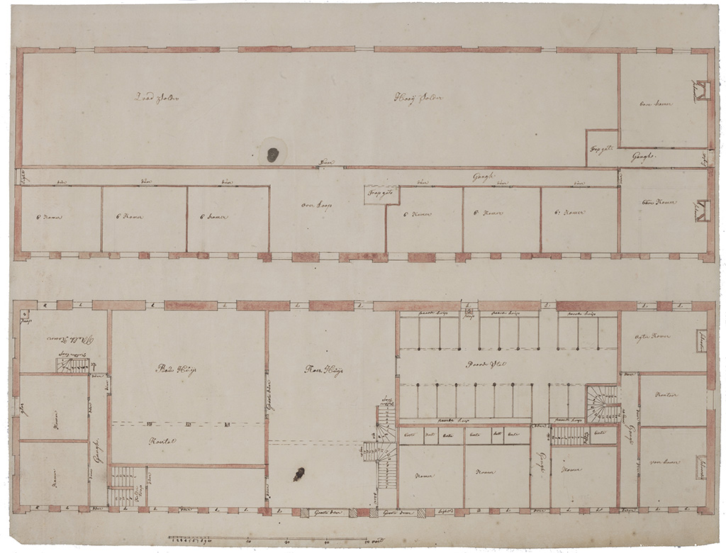 Twee plattegronden met onder de benedenverdieping en boven de zolder. Op de benedenverdieping bevinden zich van links naar rechts: twee kamers met een melkkamer en een trap naar de kelder, een bouhuis met koestal, een koetshuis en het volgend deel is in tweeën gedeeld: boven de paardenstal met stands, hooiruiven en een pomp, daaronder drie kamers, waarvan twee met twee bedsteden en één met een bedstee. Een deel van deze kamer wordt ingenomen door de trap naar zolder. Helemaal rechts nog drie kamers en een trap naar boven. Op de bovenverdieping onderaan twee keer drie kamers aan een gang. Daarboven één grote ruimte als zaadzolder en hooijzolder. Rechts nog twee kamers.