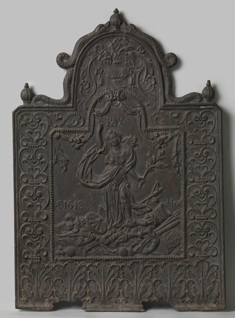 Haardplaat van gietijzer, met een halfronde bovenzijde. Centraal staat de personificatie van Vrede met een palmtak in haar hand, met boven haar doeken gedrapeerd en het opschrift PAX. Vrede staat op wapens en twee mannen. Direct naast Vrede het opschrift Ao 1648 24OC. Het geheel is omlijst met een rand, versierd met een parelrand en gespiegelde bladmotieven, waarvan de ondersten verschillen van die van de zijkanten. Bovenaan een vaas met bloemen. De bovenzijde wordt bekroond met drie knoppen met aan weerszijden twee opklimmende dolfijnen.