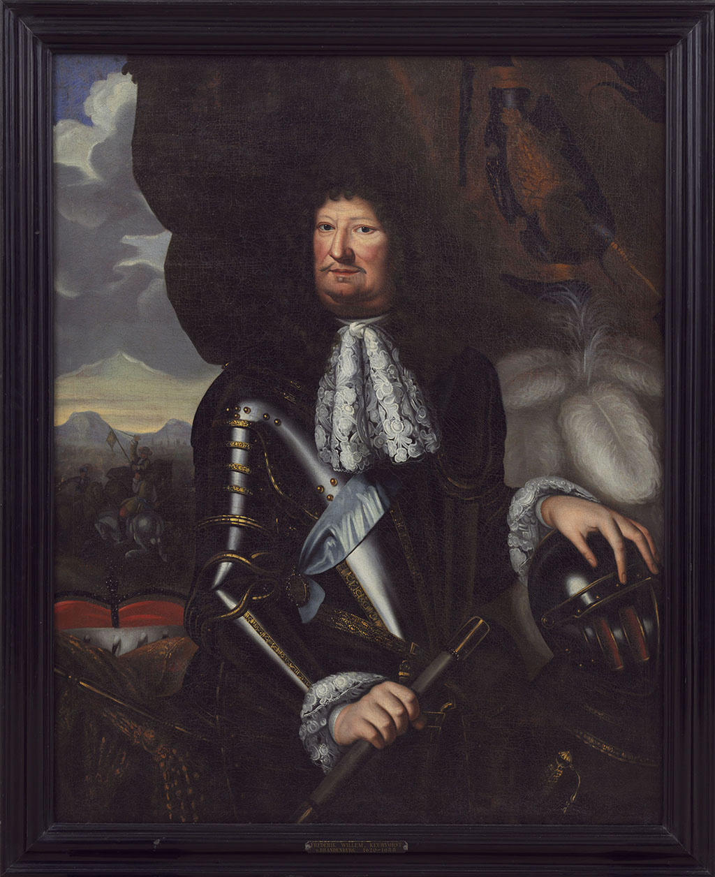 Een man met een vierkant hoofd met lange donkere krullen staat naar rechts gewend. Hij kijkt ons aan met donkere ogen, een rechts neus, een smalle snor en een kneveltje. Om zijn nek draagt hij een witte kanten sjaal. Daaronder een harnas met daaroverheen een blauwe sjerp. Hij heeft witte kanten manchetten.Links op de achtergrond een veldslag, rechts een gordijn. Hij leunt met zijn linker hand op zijn helm met witte veren.