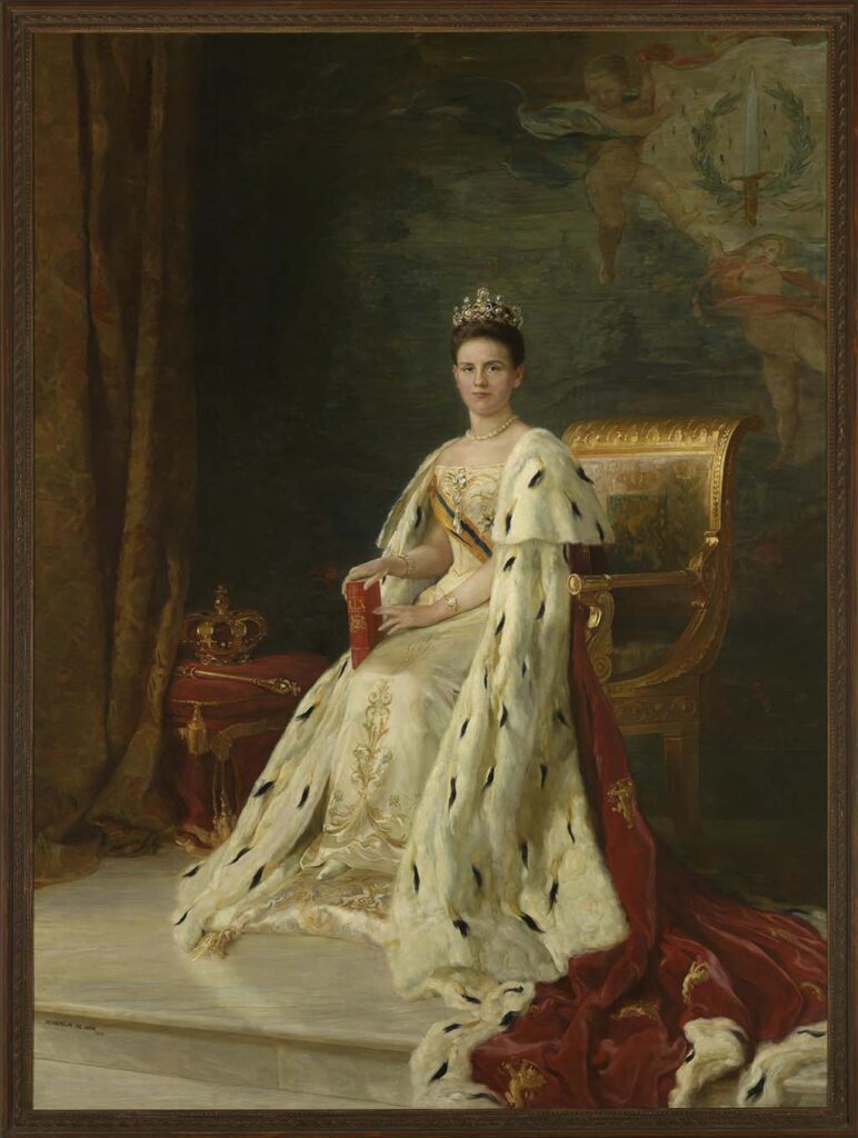 Portret van koningin Wilhelmina ten voeten uit zittend op een verguld houten fauteuil met het wapen van Batavia in het rugkussen. De koningin draagt een wit satijnen japon met zijden borduursels. Verder draagt zij de versierselen van Militaire Willems-Orde, een met hermelijn gevoerde rode koningsmantel, een hermelijnen cape en wit zijden schoenen. Om haar hals draagt zij een parelsnoer, een gouden armband met grote parel om haar linker pols en een gouden horloge om haar rechter pols. In haar rechterhand houdt zij een rood wetboek vast. In het opgestoken haar draagt zij een diamanten tiara. Links op de achtergrond is een gordijn zichtbaar met daarvoor een tabouret met kussen en de regalia. Aan de rechterkant is een geschilderd landschap weergegeven met twee zwevende putti en een banier met daarop een verticaal zwaard omgeven door een lauwerkrans.