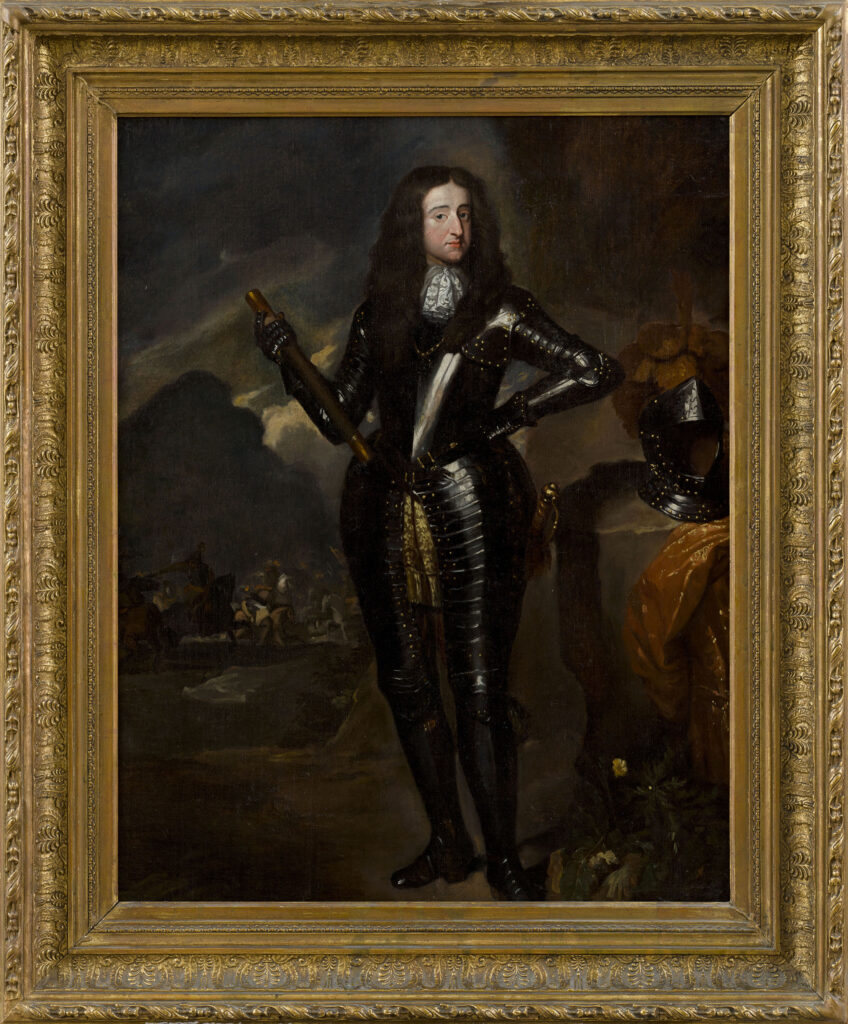 Portret ten voeten uit van koning-stadhouder Willem III (1650-1702). Willem III staat centraal op het schilderij in een donker harnas met zijn lichaam naar links gedraaid en met zijn hoofd naar rechts. Hij heeft donker, golvend haar tot over zijn schouders. In zijn rechter hand heeft hij een commandostaf. Zijn linkerhand staan in zijn zij. Aan zijn linker heup hangt een zwaard. Op een rotspartij rechts van Willem III staat de helm van zijn harnas. Links achter Willem III een doorkijkje naar een veldslag met paarden. Het schilderij bevindt zich in een geornamenteerde, vergulde houten lijst met ornamenten.