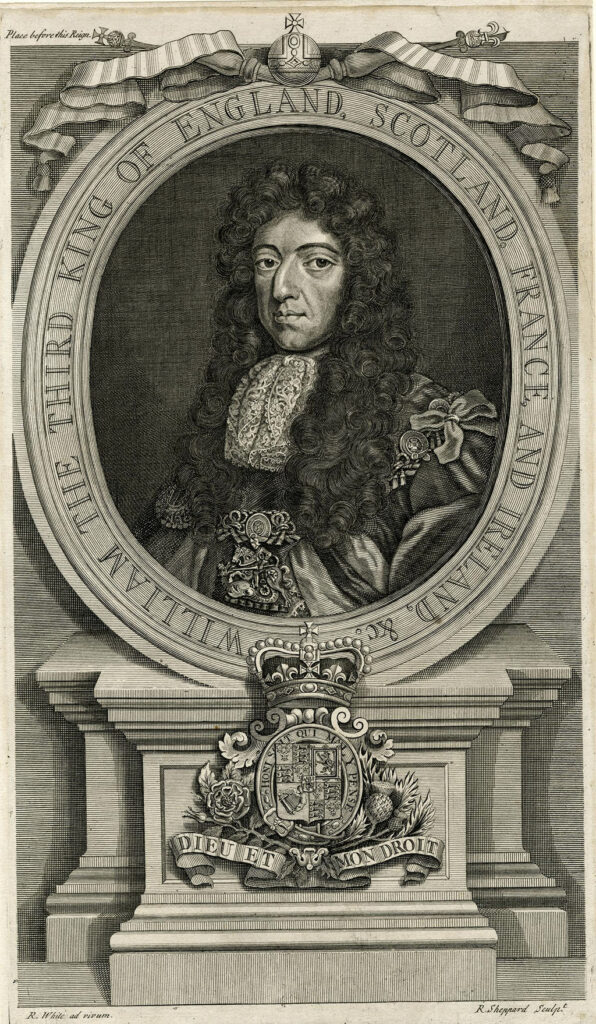 Portret van een man in een medaillon. Hij is naar links gekeerd, met een lange bos donkere krullen en een stevige neus. Hij draagt kleding met strikken en de keten van de Orde van de Kousenband. Rondom het medaillon staat William the third King of England, Scotland, Frans, and Ireland etc. Het medaillon staat op een pedestal waarom het wapen van Engeland staat met als motto Dieu et mon droit.