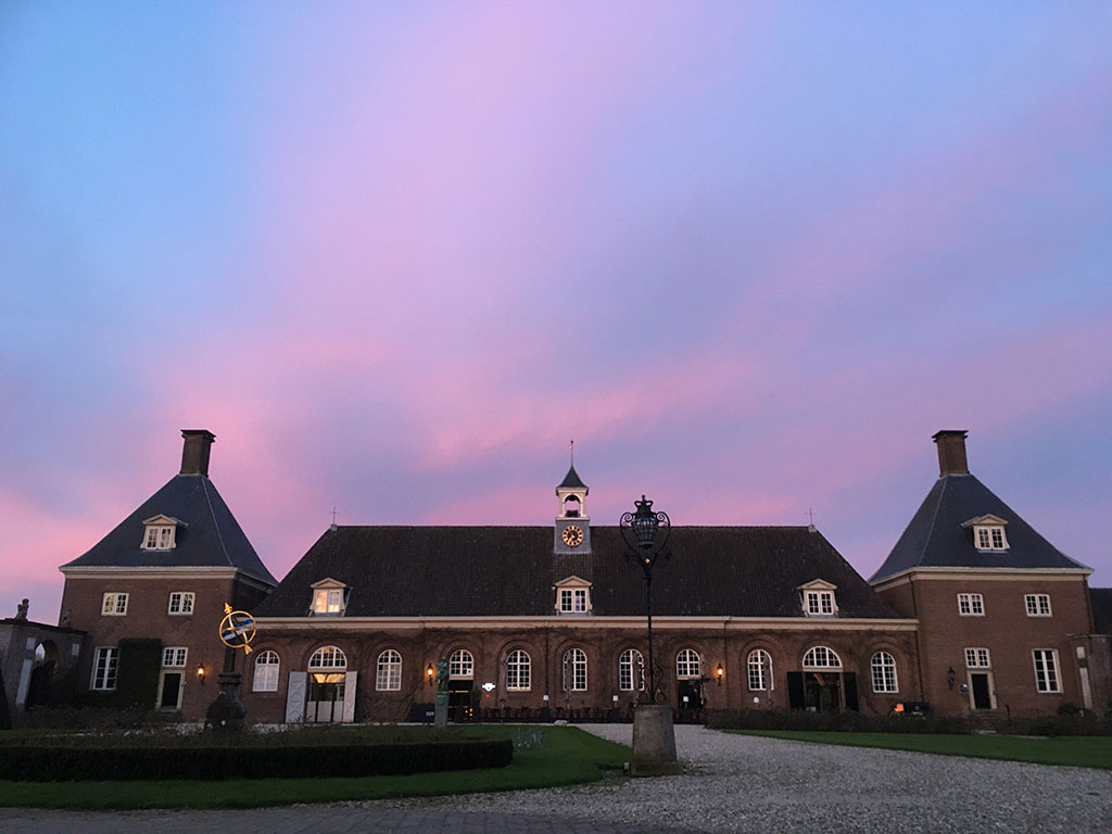 Voorplein met het stal gebouw: een breed gebouw met alleen een begane grond daarop een zadeldak. De ramen zijn hoog en hebben bogen. Van het midden uit zeven ramen, dan twee deuren met boogramen erboven en dan nog aan weerszijde een raam. In het zadeldak zitten drie koekoekjes: één in het midden, de andere twee boven de deuren. In het midden een klok met daarboven een klokkenstoel. Aan beide zijden staat een vierkant paviljoen met twee verdiepingen en een pyramidedak met daarop een schoorsteen. Elk gebouw heeft aan de stalkant een deur en daarnaast een hoog raam, in de bovenverdieping twee ramen en in het dak een koekkoek.