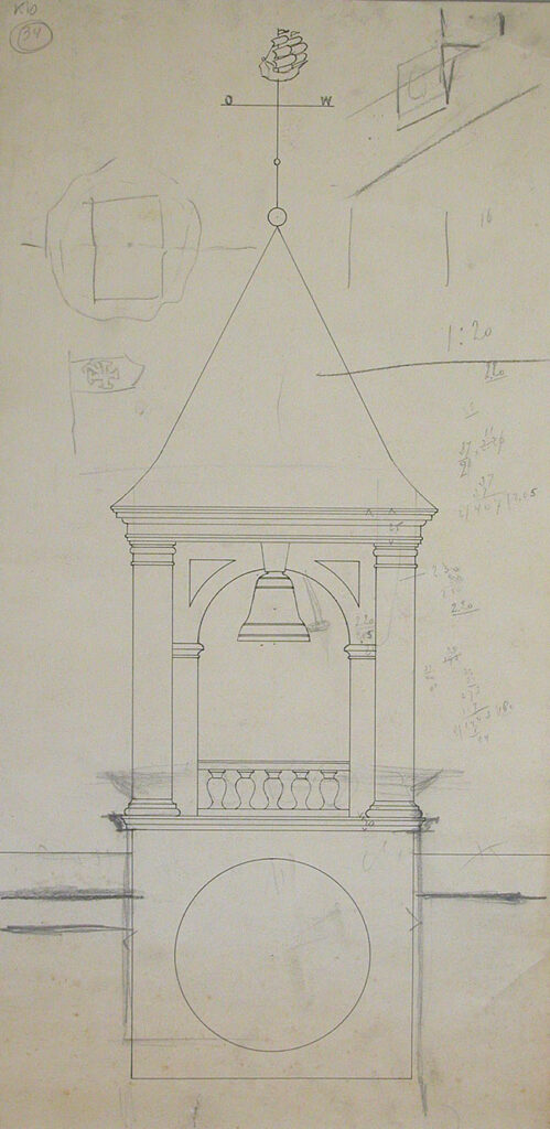 Een pentekening van een klokkenstoel. Onderaan een vierkant met daarin een cirkel waarin geen wijzerplaat getekend is. De dakrand is met pen vlak onder de bovenkant van het vierkant in getekend. Daarna nog twee keer met potlood eronder. Daarboven het open deel waar de klok in hangt: twee zuiltjes met daartussen een boog met in het midden een klok. Onderaan tussen de zuiltjes een balustrade. Met potlood is er een hamertje tegen de klok getekend. Boven de klok een puntdak met daarop een windvaan met een zeilschip. Ernaast zijn verschillende schetsen en berekeningen met potlood gemaakt.