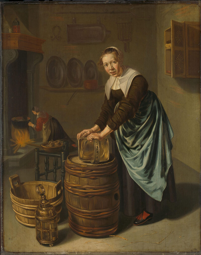 Een dienstmeid staat in de keuken een koperen ketel te schuren. Op de grond staan een ton, kuip en lantaarn. Op de achtergrond knielt een meid bij een ketel op het vuur.