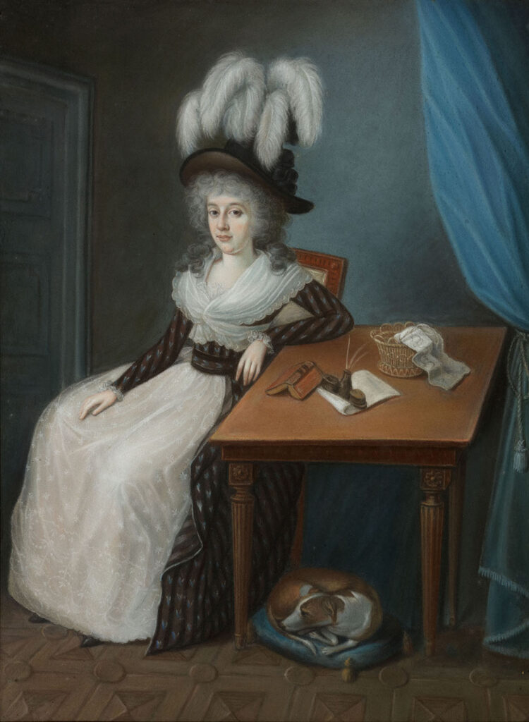 Een dame met zit aan een kleine vierkante tafel. Ze draagt een witte jurk met een zwart gestreepte overrok. Op haar weelderige bos grijze krullen draagt ze een grote zwarte hoed met witte veren. Ze leunt met haar linker arm op de tafel, haar rechter arm ligt op schoot. Op tafel liggen een boek, een papier met daarop een inktpot en een mandje met naaiwerk. Onder tafel ligt een bruinwitte hond op een blauw kussentje.