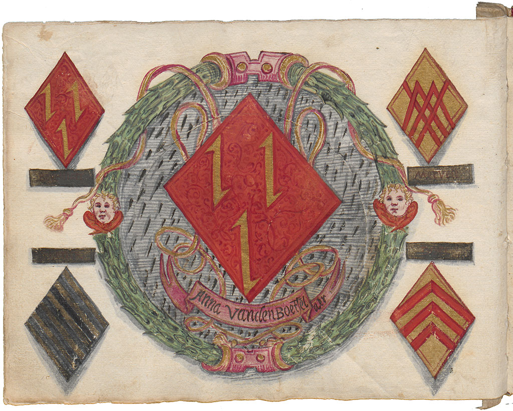 Een landscape pagina met in het midden een blauwe cirkel met zwarte streepjes met daaromheen een blader krans en links en rechts een engelengezicht. In het midden een ruitvormig wapen met daarop drie wolfsangels (een verticale streep met boven een haakje naar links en onder een haakje naar rechts) in goud. Onder het wapen een banderol met daarop Anna van den Boetzelaer. Links boven het zelfde wapen met daaronder een zwart geworden veld. Rechts een wapen in goud een versmalde linkerschuinbalk gaande over een versmalde schuinbalk, samengevlochten met twee versmalde lage kepers, alles rood. Daaronder een veld met de naam Mervelt. Links onder een blauw wapen met zilveren schuinsbalken en rechtsonder een wapen in goud met drie rode kepers.