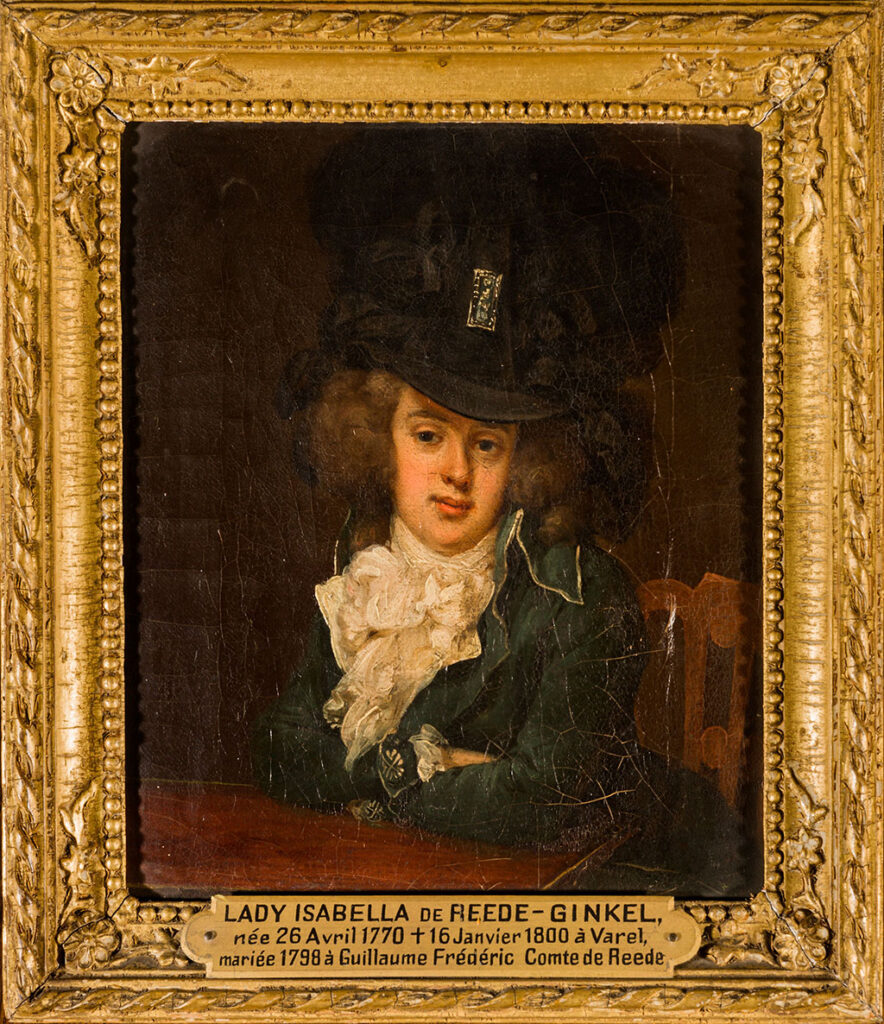 Schilderij van een jonge vrouw met een ovaal gezicht. Van onder haar zwarte hoed komen wilde krullen, om haar nek draagt ze een weelderig opgeknoopte sjaal en een donkerblauwe jas.