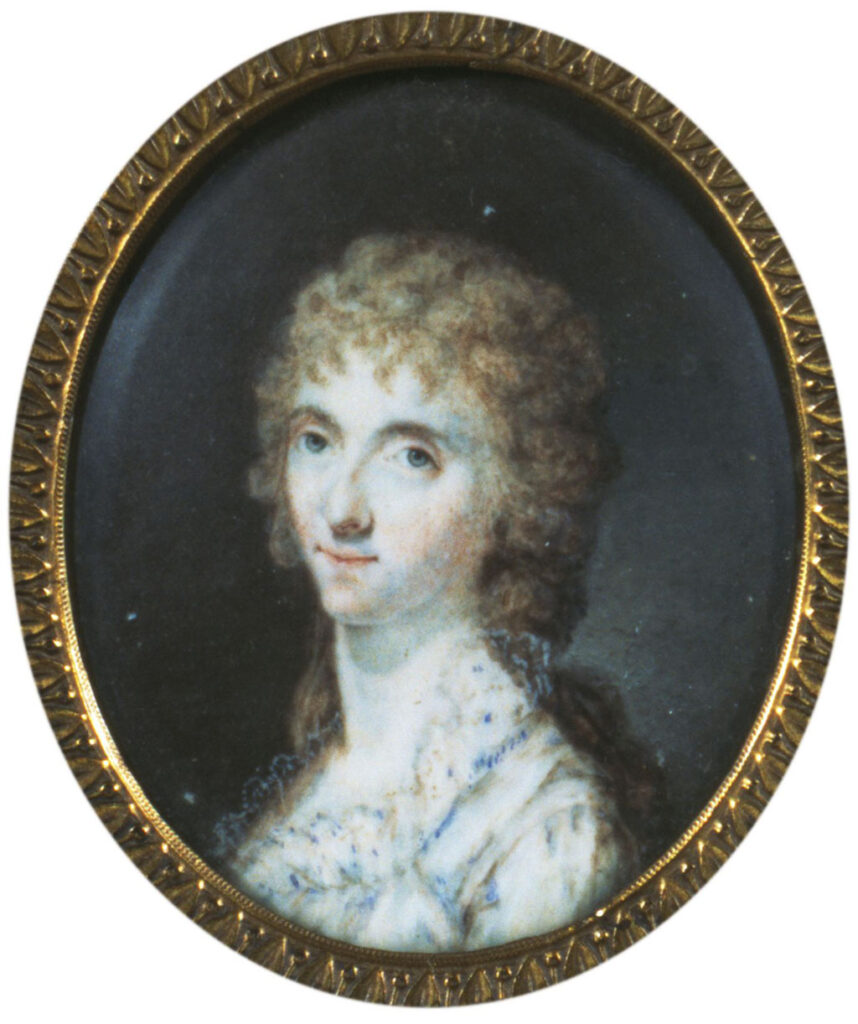 Busteportret van een slanke vrouw met lange haren en een witblauwe jurk