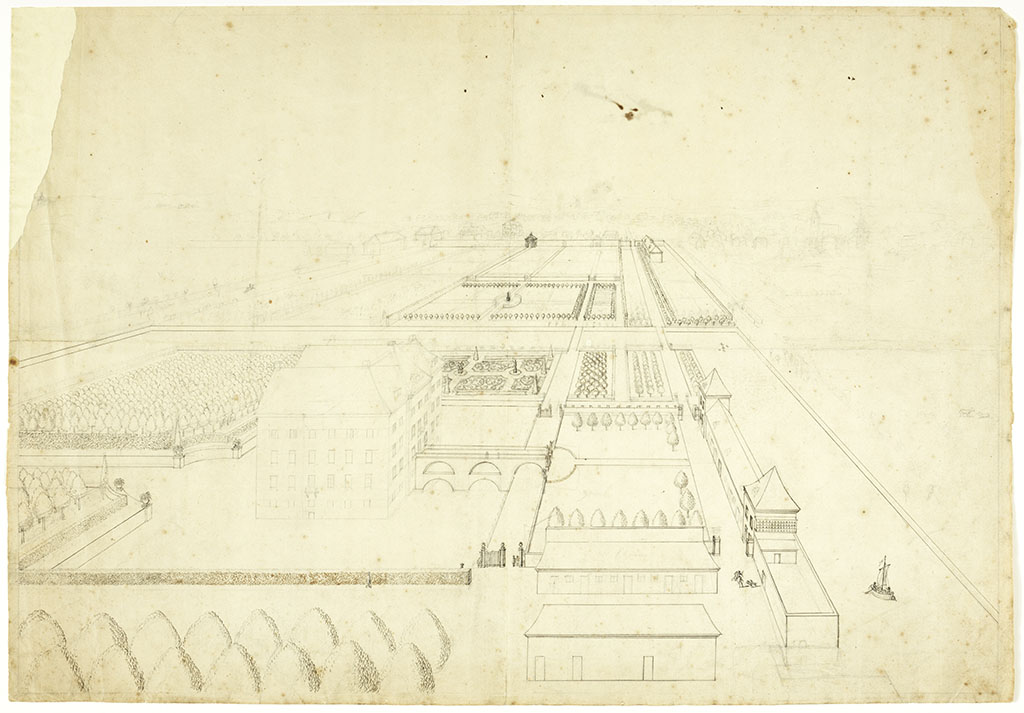 Tekening in vogelvlucht perspectief, het huis met de kenmerkende dubbele brug is in potlood, veel tuinelementen zijn met pen in getekend. Rechts op de voorgrond voor de voorburcht twee gebouwen, rechts daarvan het verlengde van de oprijlaan met daarop een ruiter met hond. Rechts daarvan de de stallen met de paviljoens en daaraan vast een kaatsbaan. In de gracht rechts daarvan een bootje. Links van de voorburcht de kade die onder de bovenbrug doorloopt en aan beide zijden afgesloten is met een hek. Op de voorgrond een rechte heg voor de gracht. Achter het huis heeft de gracht een grand canal. Aan beide zijden van het grand canal staat een bos getekend. Achter het huis is een deel van een formele tuin te zien. De tuinen daarachter tot aan de drostestraat zijn in hoofdlijnen aangegeven. Opvallend is een centraal perk in de benedentuin en een ingangspoort in het verlengde van het balkon aan de noordzijde.