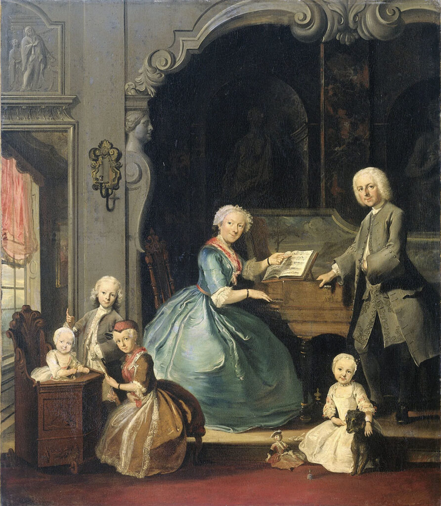 Familiegroep geportretteerd in een interieur bij een klavecimbel. De moeder zit achter het klavecimbel en wijst naar het muziekboek, naast haar de vader. Op de voorgrond speelt een meisje met een hond en een pop, links de drie andere kinderen, de jongste in een kinderstoel.