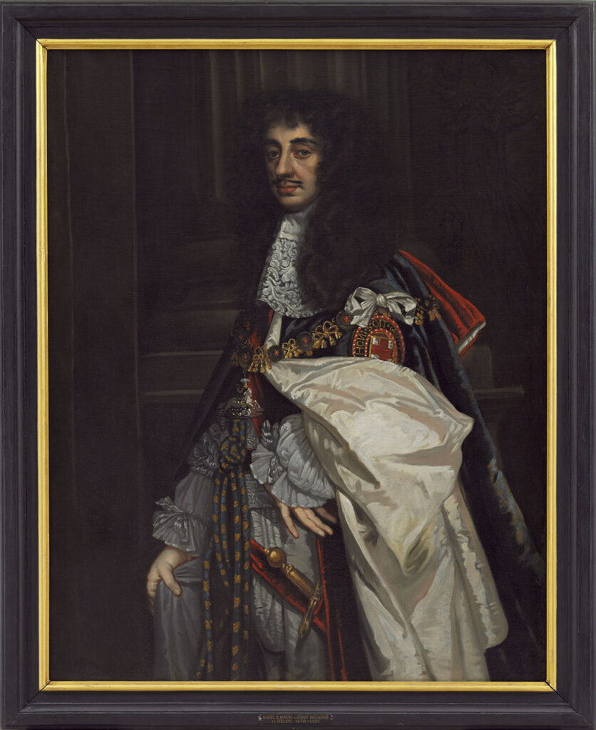 Een driekwart lengte portret van Karel II, koning van Engeland, in een eenvoudige, zwarte houten lijst met een goudkleurige binnenrand. Karel staat naar links gekeerd voor een donkere houten achtergrond van hout. Hij heeft lang donker, krullend haar met een pony (waarschijnlijk een allongepruik), forse wenkbrauwen en een smalle snor. Zijn linker hand houdt hij naar buiten gedraaid in zijn zij, zijn rechter hand houdt hij langs zijn lichaam en daarmee heeft hij zijn mantel vast. Hij draagt een donkerblauwe fluwelen mantel met een witte binnenzijde en een kanten jabot. Daaronder een licht lang gewaad met wijde mouwen, bijeengehouden door een strik. Ook is een goudkleurig en blauwe koord en het handvat van een zwaard zichtbaar. Karel draagt een keten en een insigne van de Orde van de Kousenband. De kleding maakt ook deel uit van de Orde.